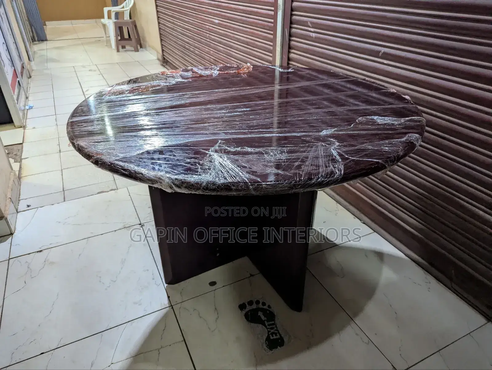 Round // Circular Boardroom Table, Second Hand for 4 Users