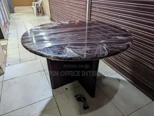Round // Circular Boardroom Table, Second Hand for 4 Users