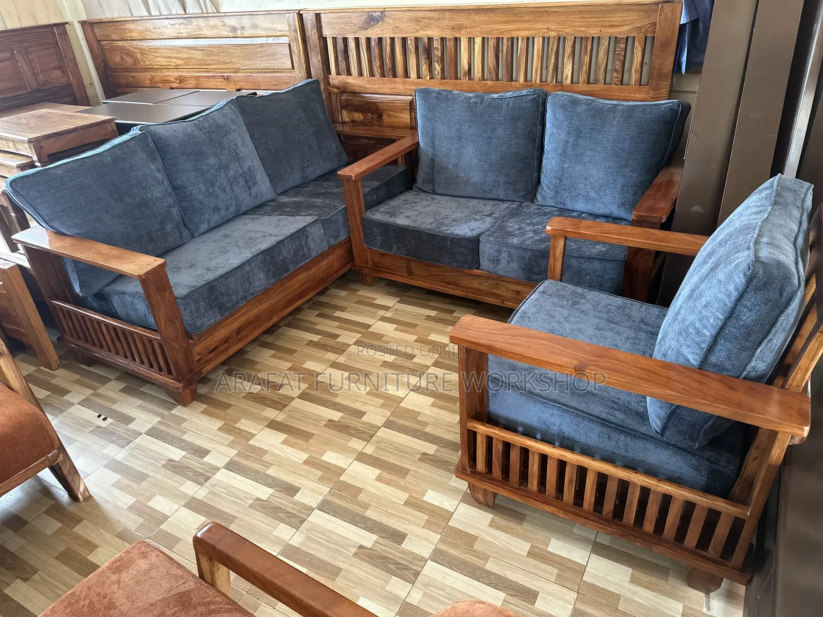 Modern Solid Mugavu Couch