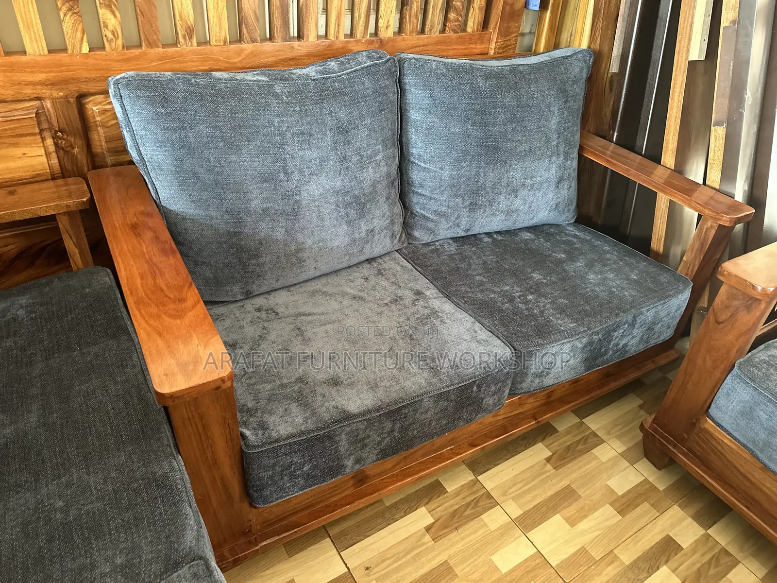 Modern Solid Mugavu Couch