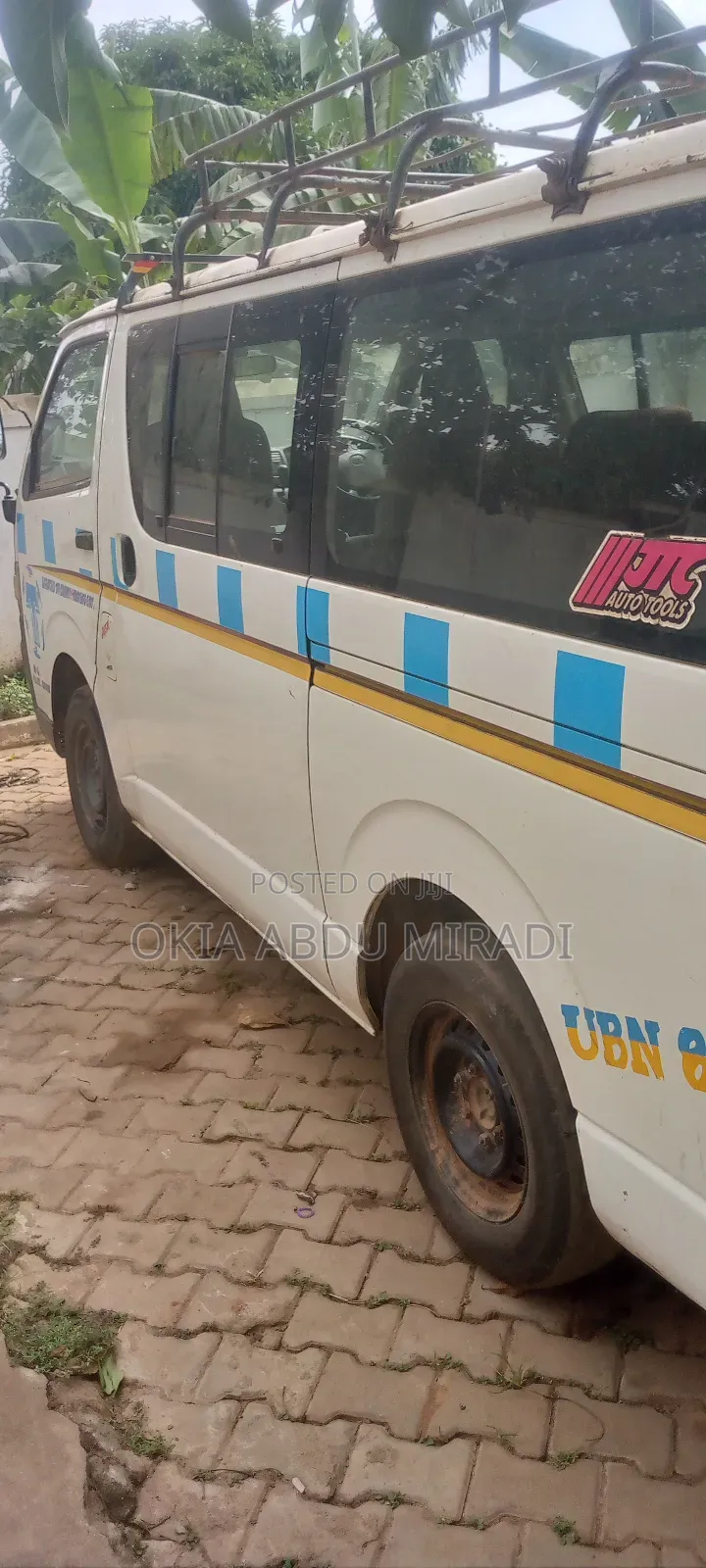 Toyota HiAce 2011 White