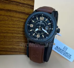 Top Quality Men's Watch With Leather Strips