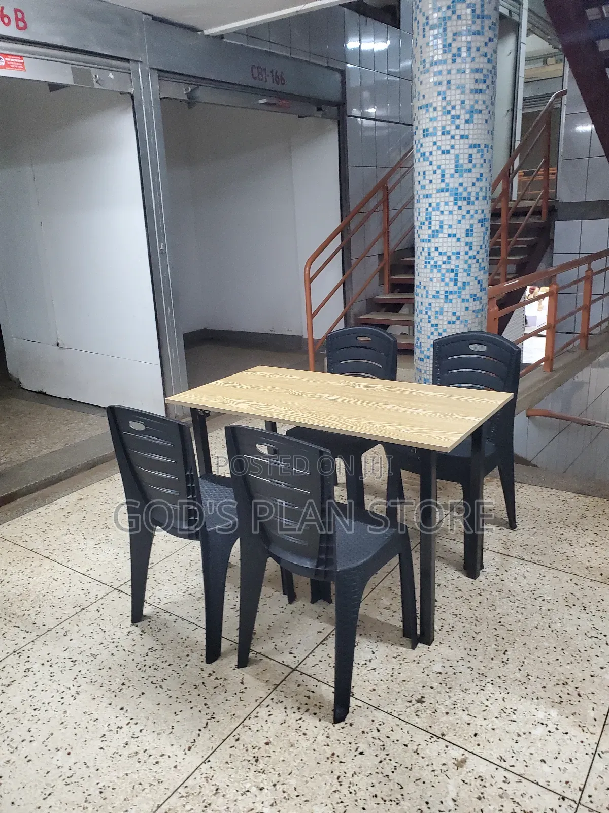 Modern Table and Plastic Chairs Chairs for Bars,