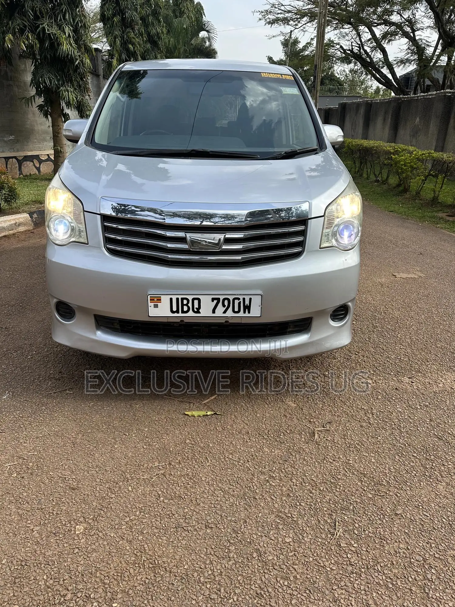 Toyota Noah 2011 White