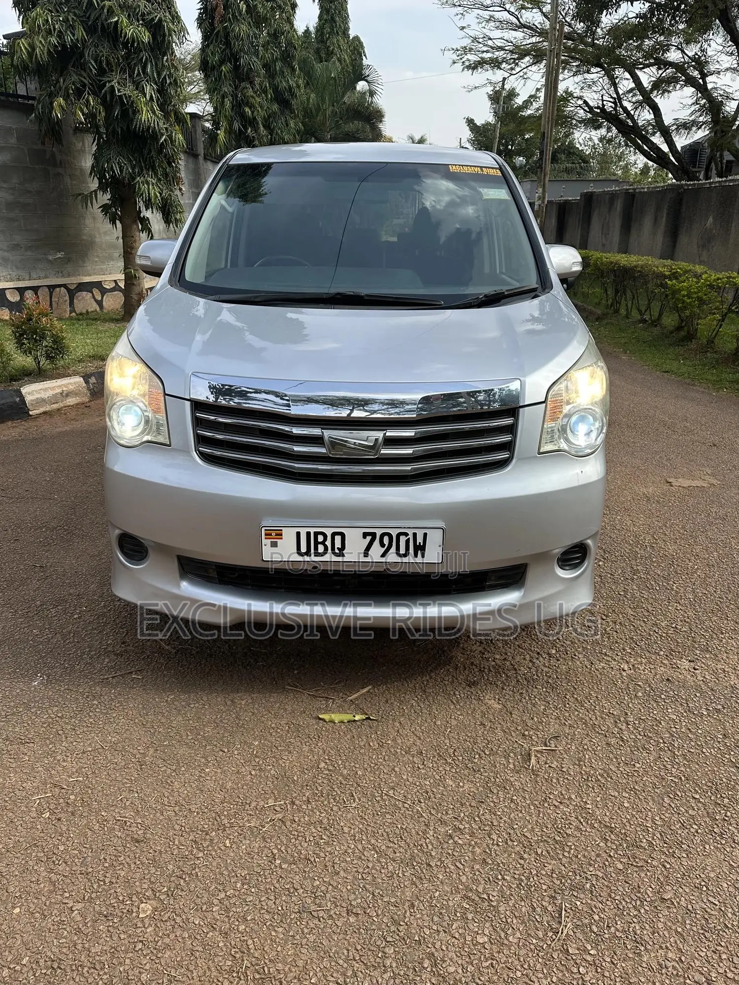 Toyota Noah 2011 White