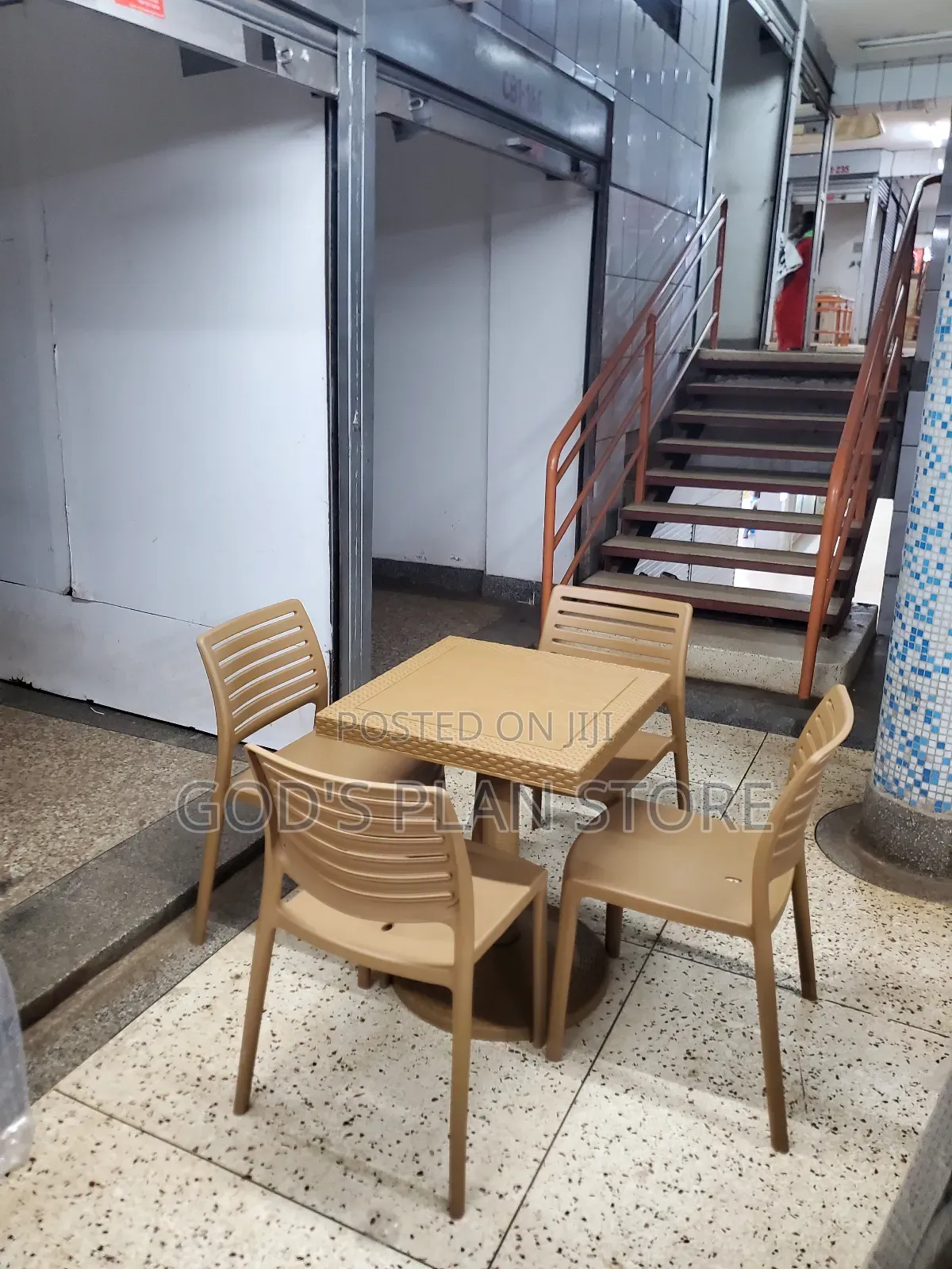 Executive Plastic Table and Plastic Chairs for Restaurant and Hotel