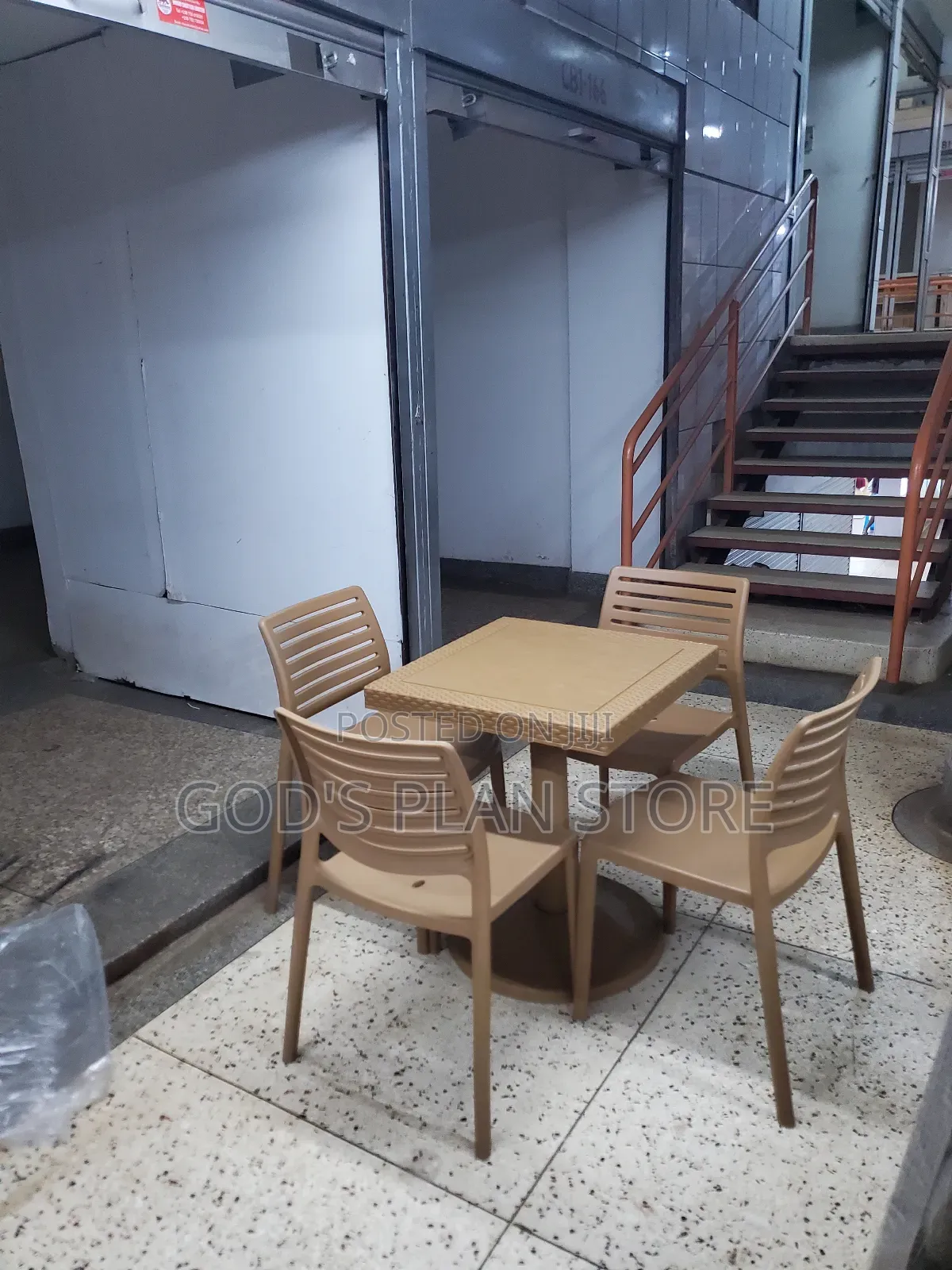 Executive Plastic Table and Plastic Chairs for Restaurant and Hotel