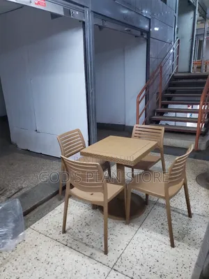 Executive Plastic Table and Plastic Chairs for Restaurant and Hotel