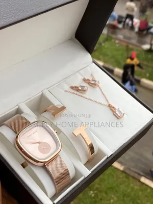 Hannah Martin Women's Wrist Stylish Gift Box Time Piece With Bracelet