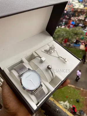 Circle Shaped Silver Hannah Martin Women's Wrist Stylish Time Piece