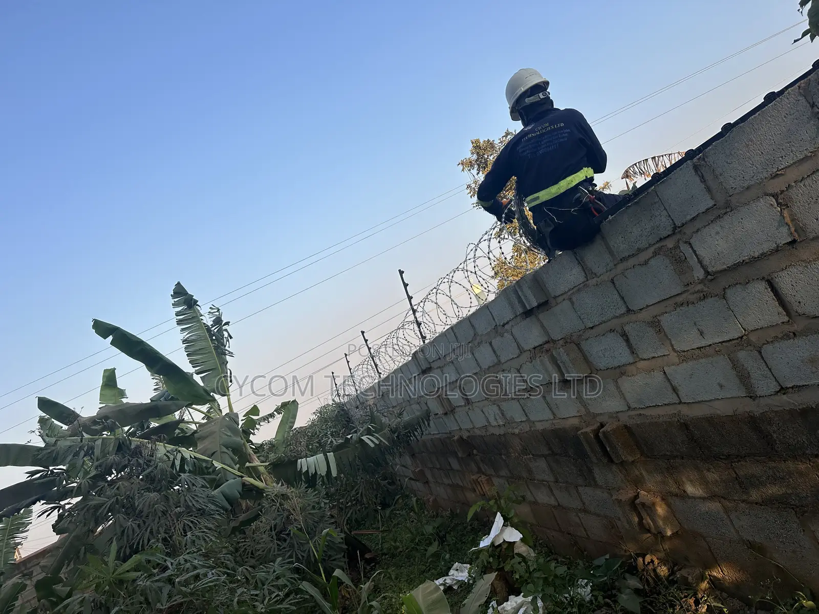 Electric Fence With Lazor Wire