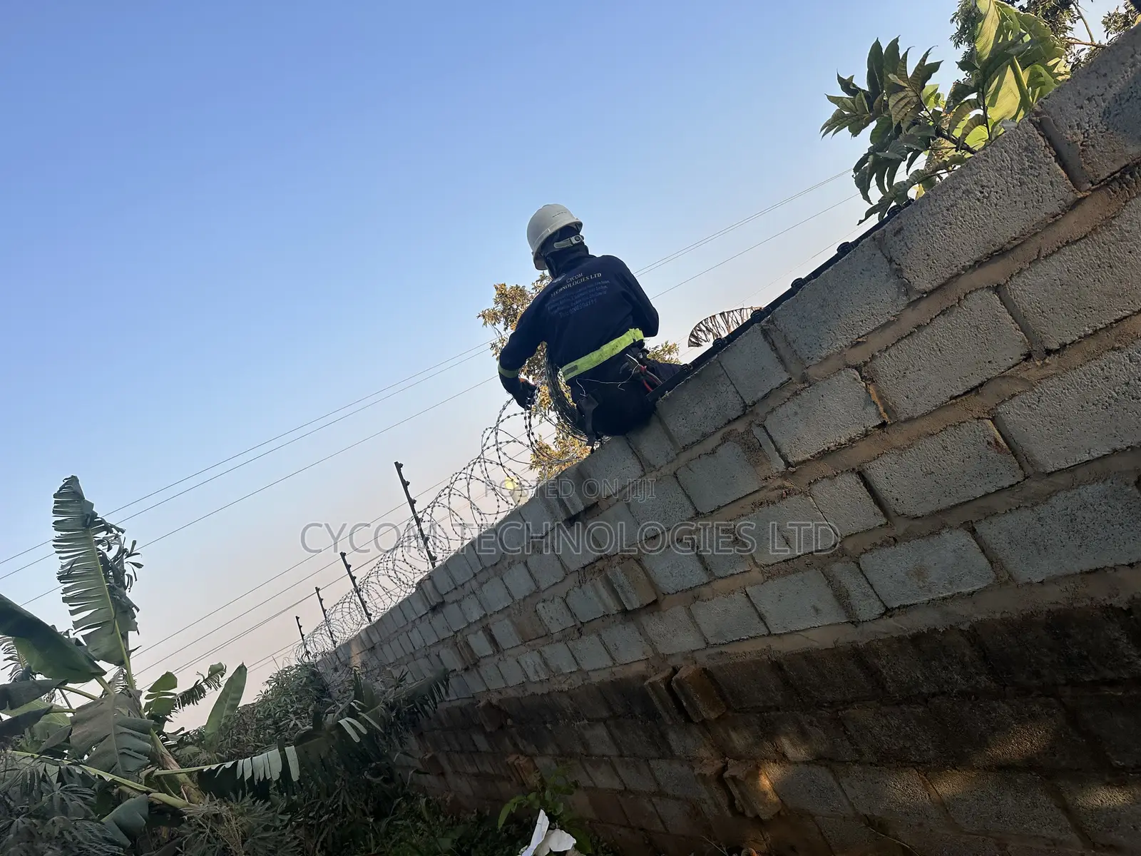 Electric Fence With Lazor Wire