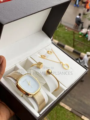 Golden Hannah Martin Ladies' Analog Wrist Time Piece With a Bracelet