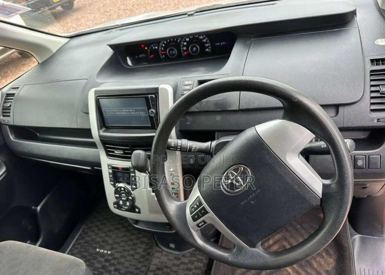 Toyota Voxy 2011 Silver