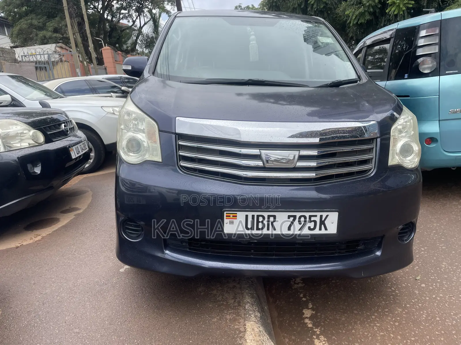 Toyota Noah 2011 Blue
