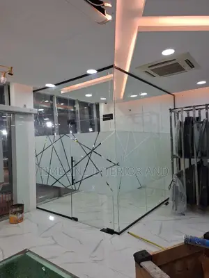 Frameless Glass Office Partitions – Elegant Modern Design