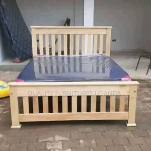 Wooden Varnished 4*6 Luxury Bed