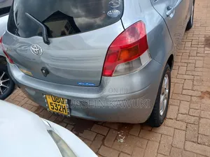 Toyota Vitz 2009 Silver
