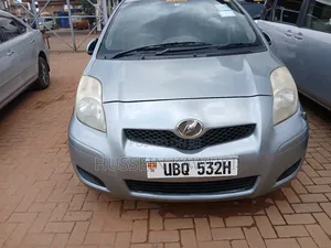 Toyota Vitz 2009 Silver