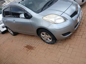 Toyota Vitz 2009 Silver