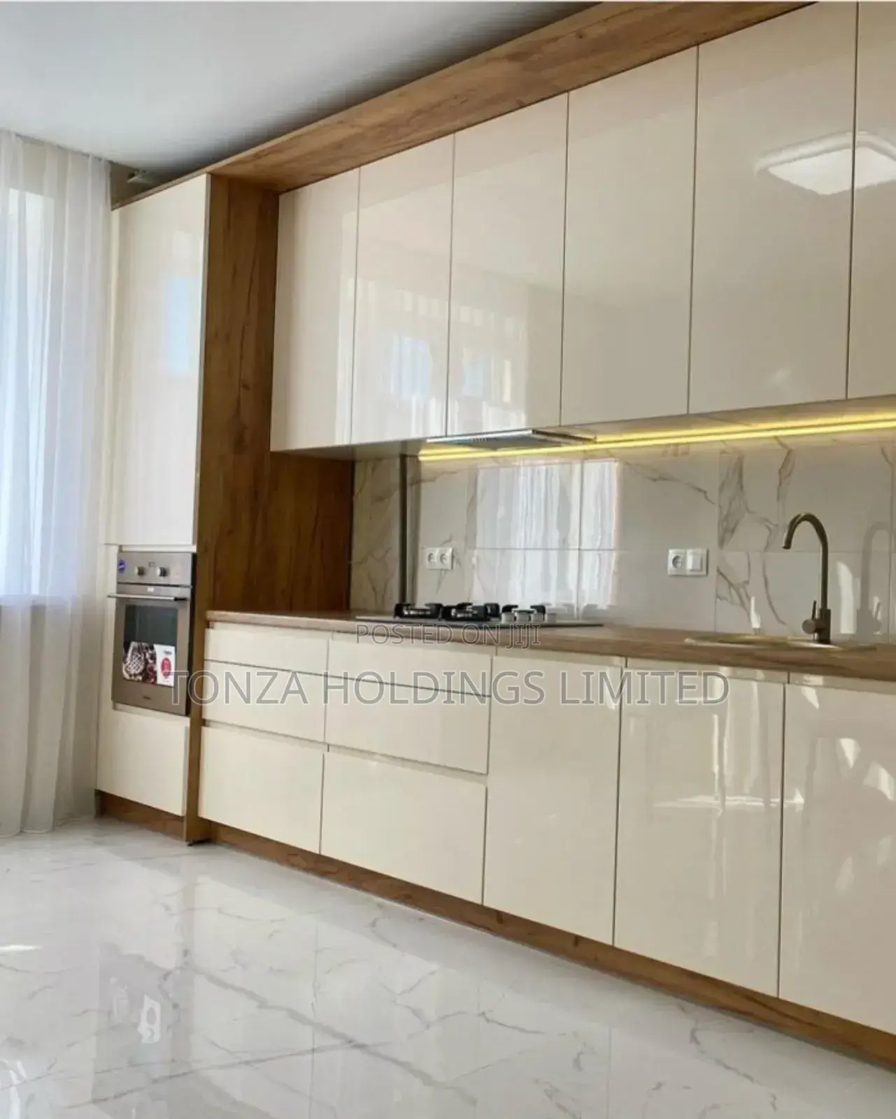 Glossy Kitchen Installation