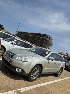Subaru Outback 2.5i Limited 2011 Gold