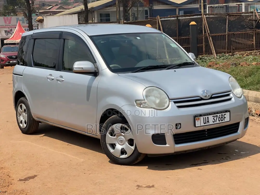 Toyota Sienta 1.5 AWD 2012 Silver