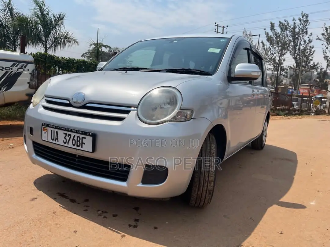 Toyota Sienta 1.5 AWD 2012 Silver