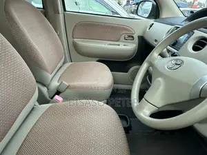 Toyota Sienta 1.5 AWD 2012 Silver