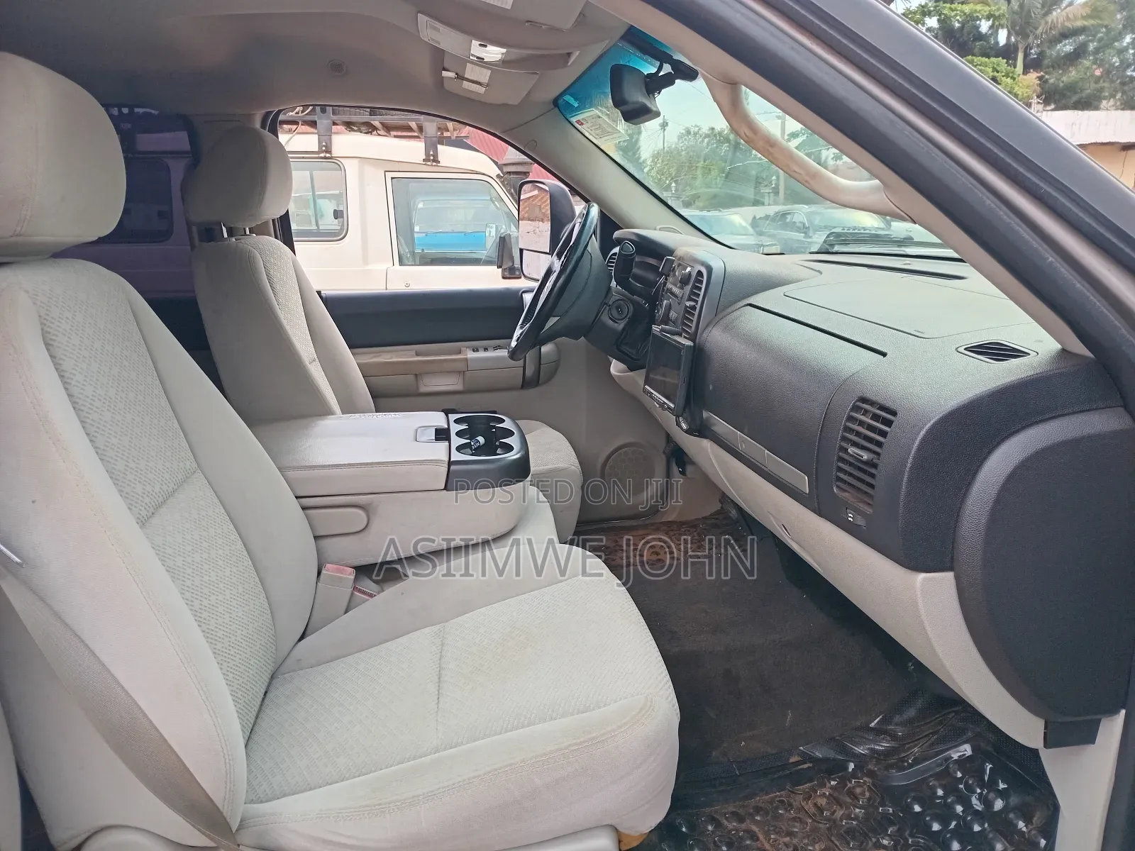 Chevrolet Silverado 2010 Silver