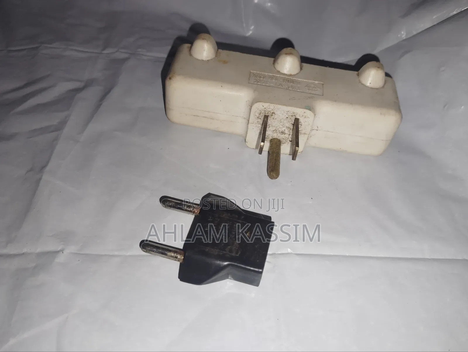 One to Three Electrical Plug Outlet Triplicator