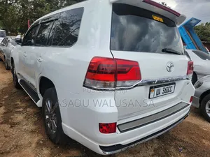 Toyota Land Cruiser 2011 White