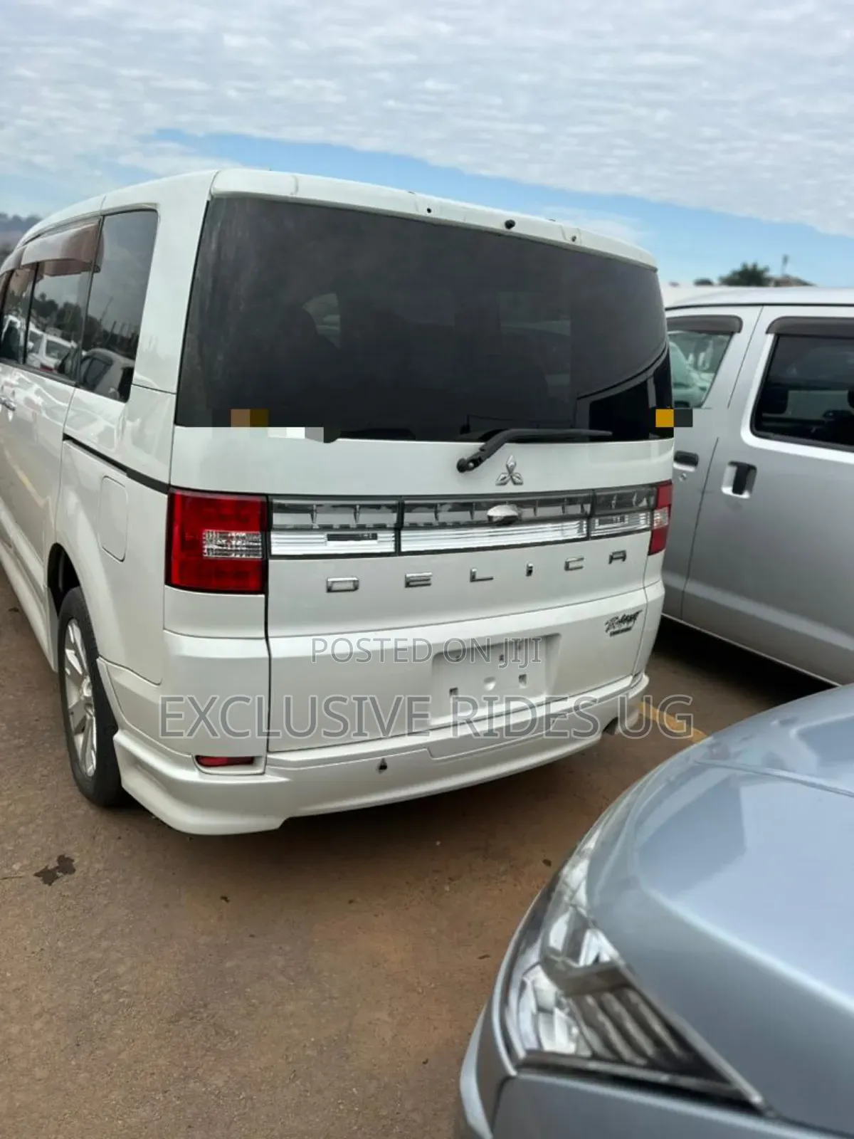 Mitsubishi Delica 2012 White