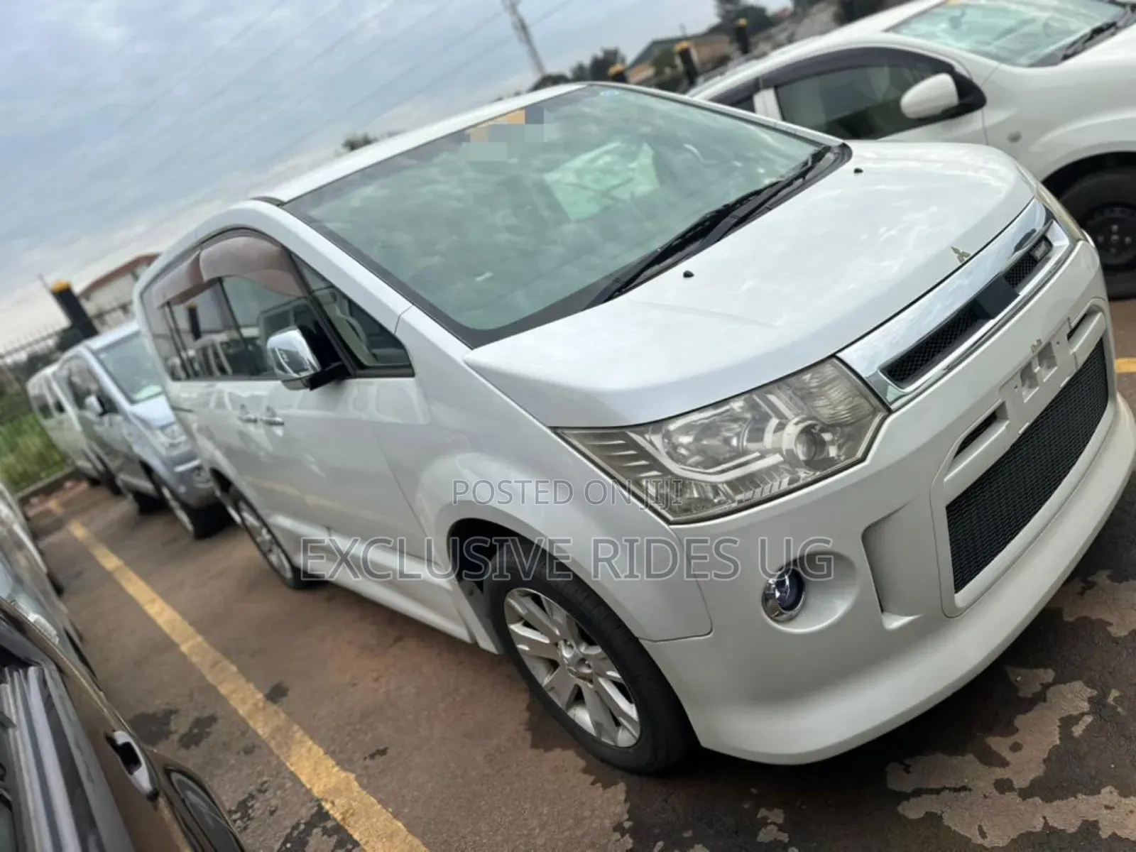 Mitsubishi Delica 2012 White
