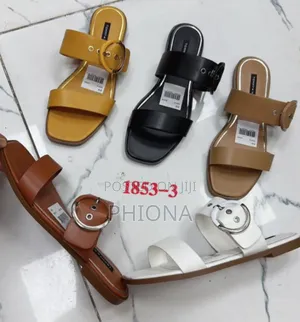 Flat Shoes in Women's