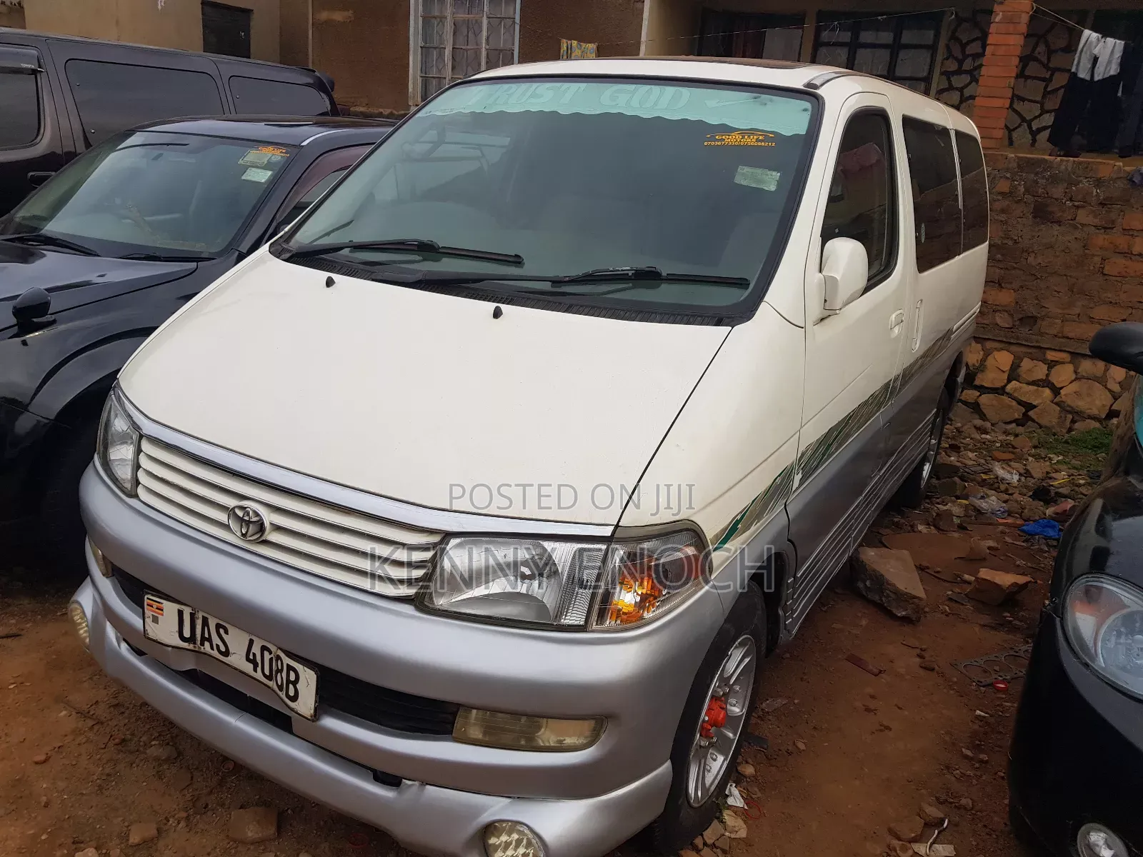 Toyota Regius 2000 White