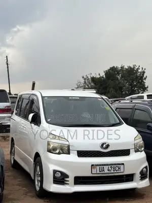 Toyota Voxy 2011 White