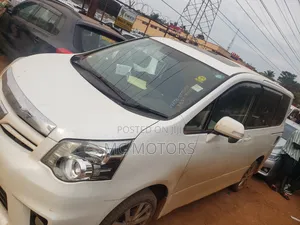 Toyota Noah 2.0 143hp AWD (7 Seater) 2012 White