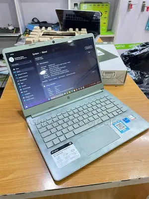 New Laptop HP 14-Dq1025cl 8GB Intel Core I5 SSD 256GB