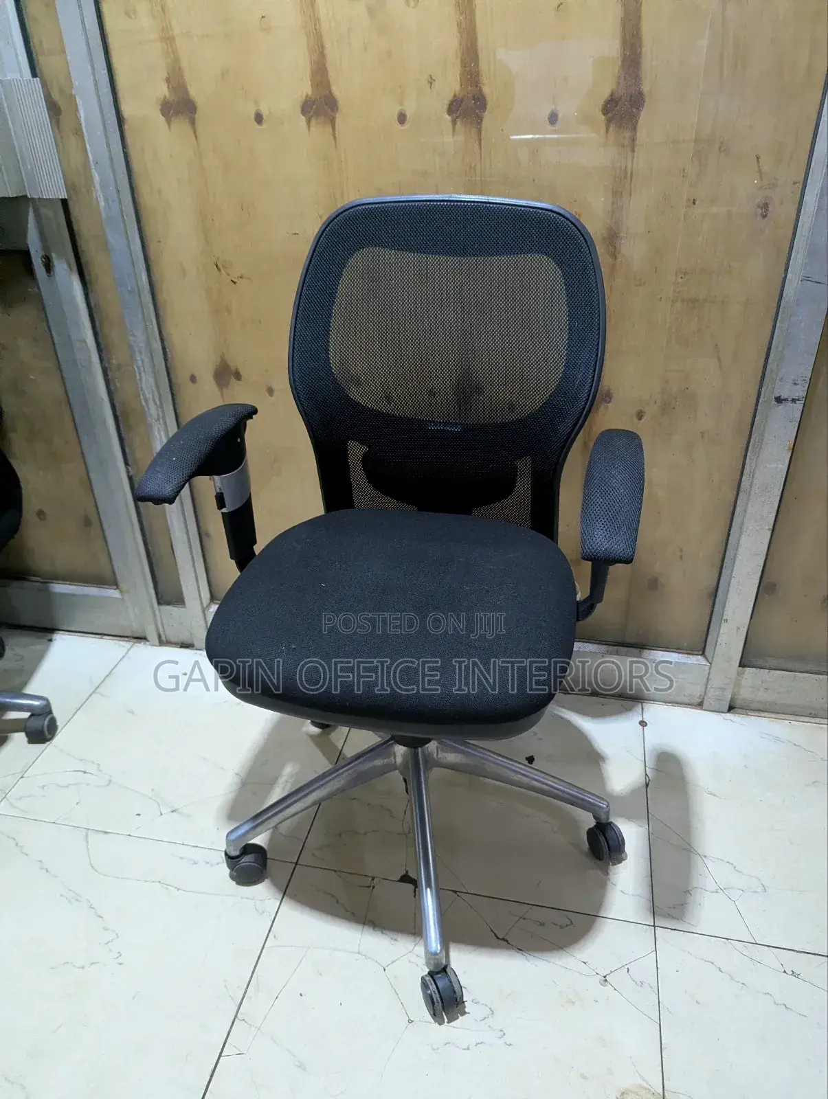 Second Hand Swivelling Office Chair, Ready for Pick Up