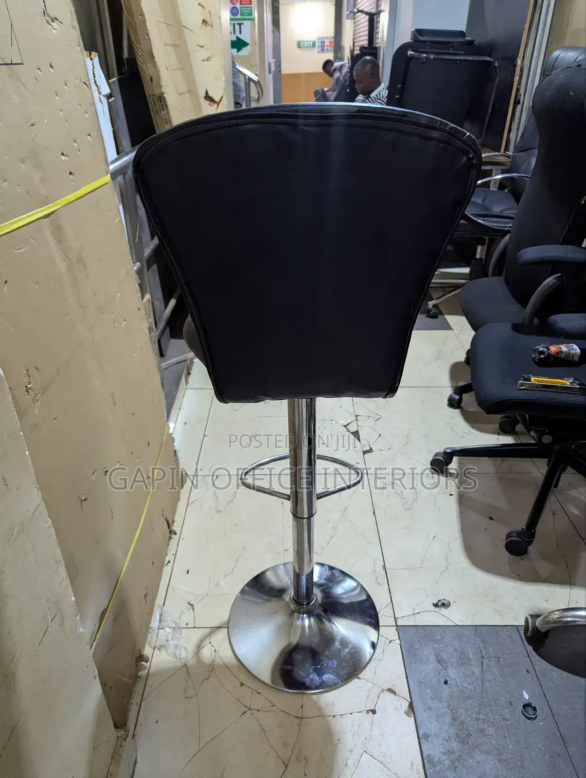 Simple Adjustable Bar Stool With a Soft Cushion for Small Space