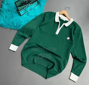 Long-Sleeved Polo Shirt With a White Collar and Cuffs.