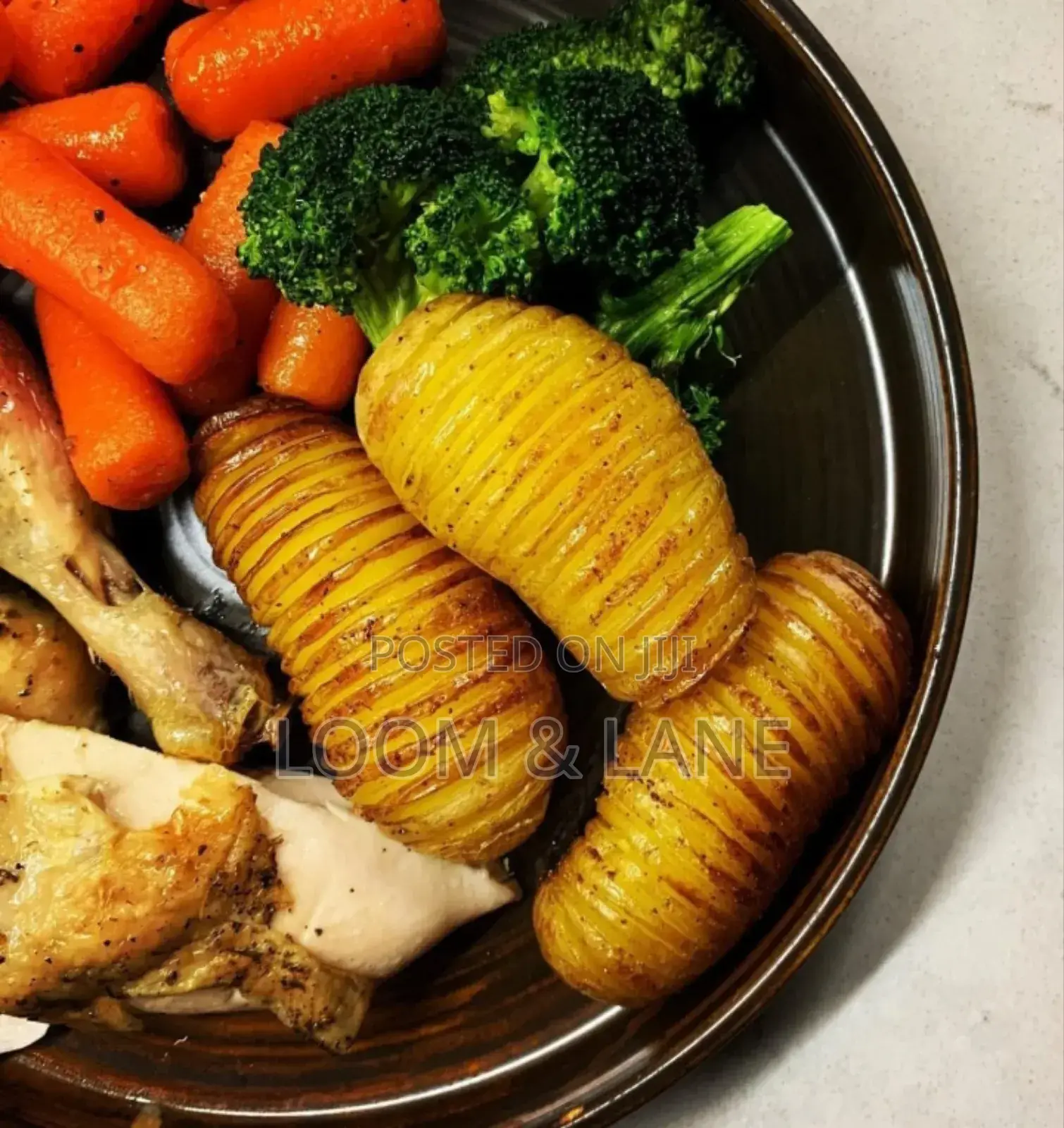 Cast Iron Sizzler Pan With a Wooden Serving Board