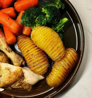 Cast Iron Sizzler Pan With a Wooden Serving Board