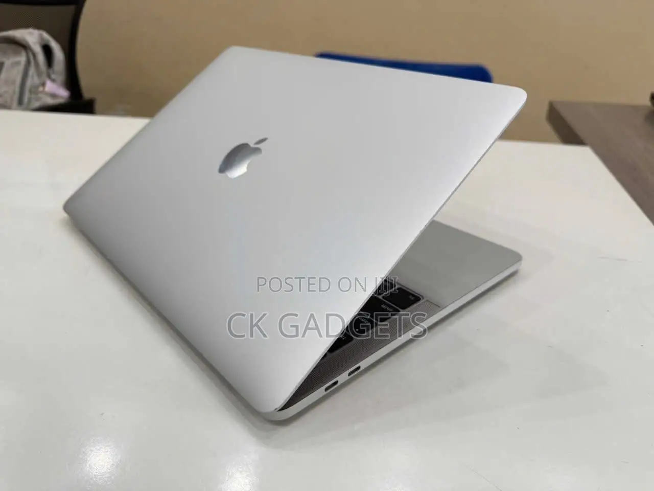 New Laptop Apple MacBook Pro 2018 8GB Intel Core I5 SSD 256GB
