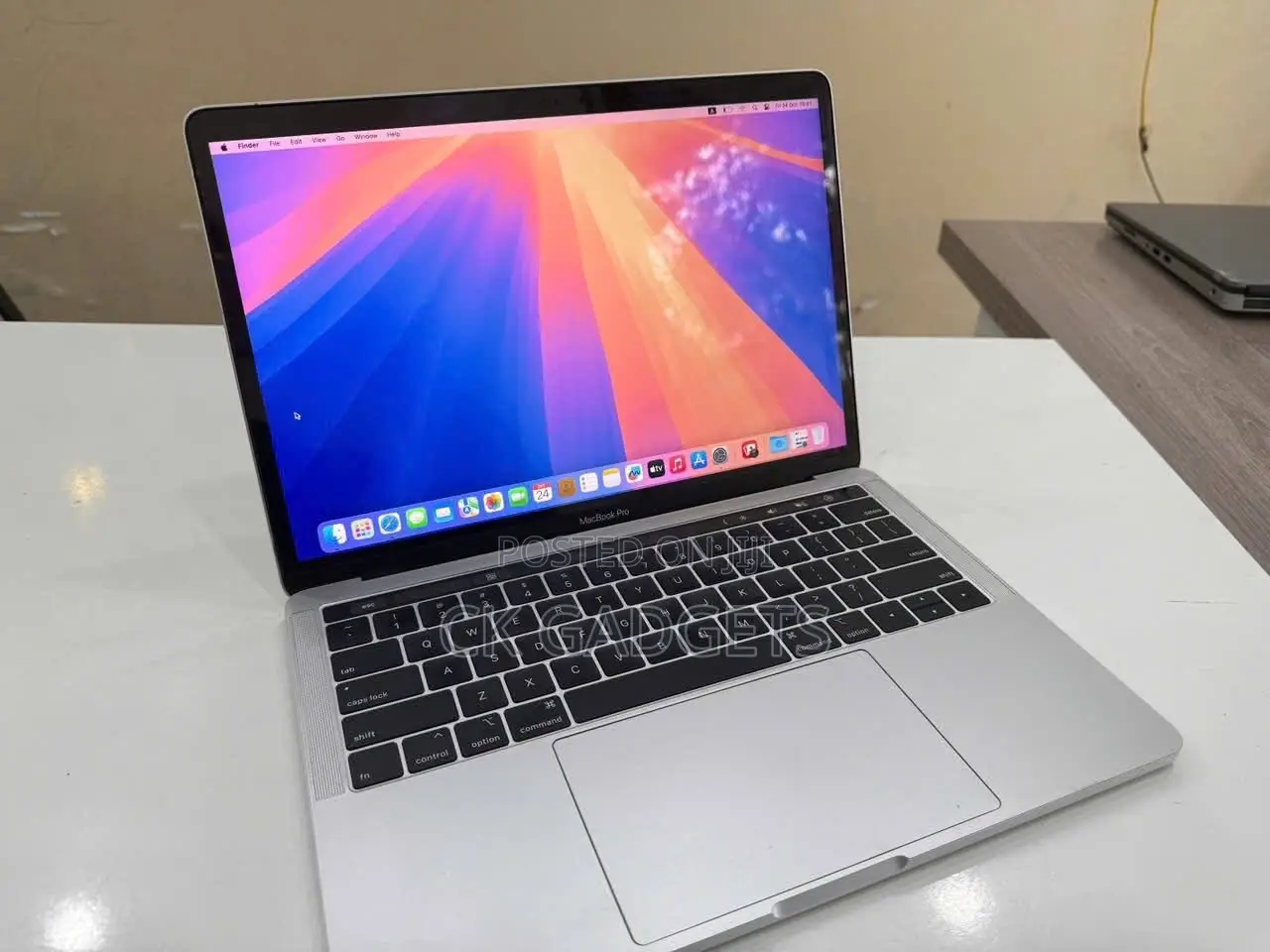 New Laptop Apple MacBook Pro 2018 8GB Intel Core I5 SSD 256GB