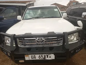 Toyota Land Cruiser 2004 White