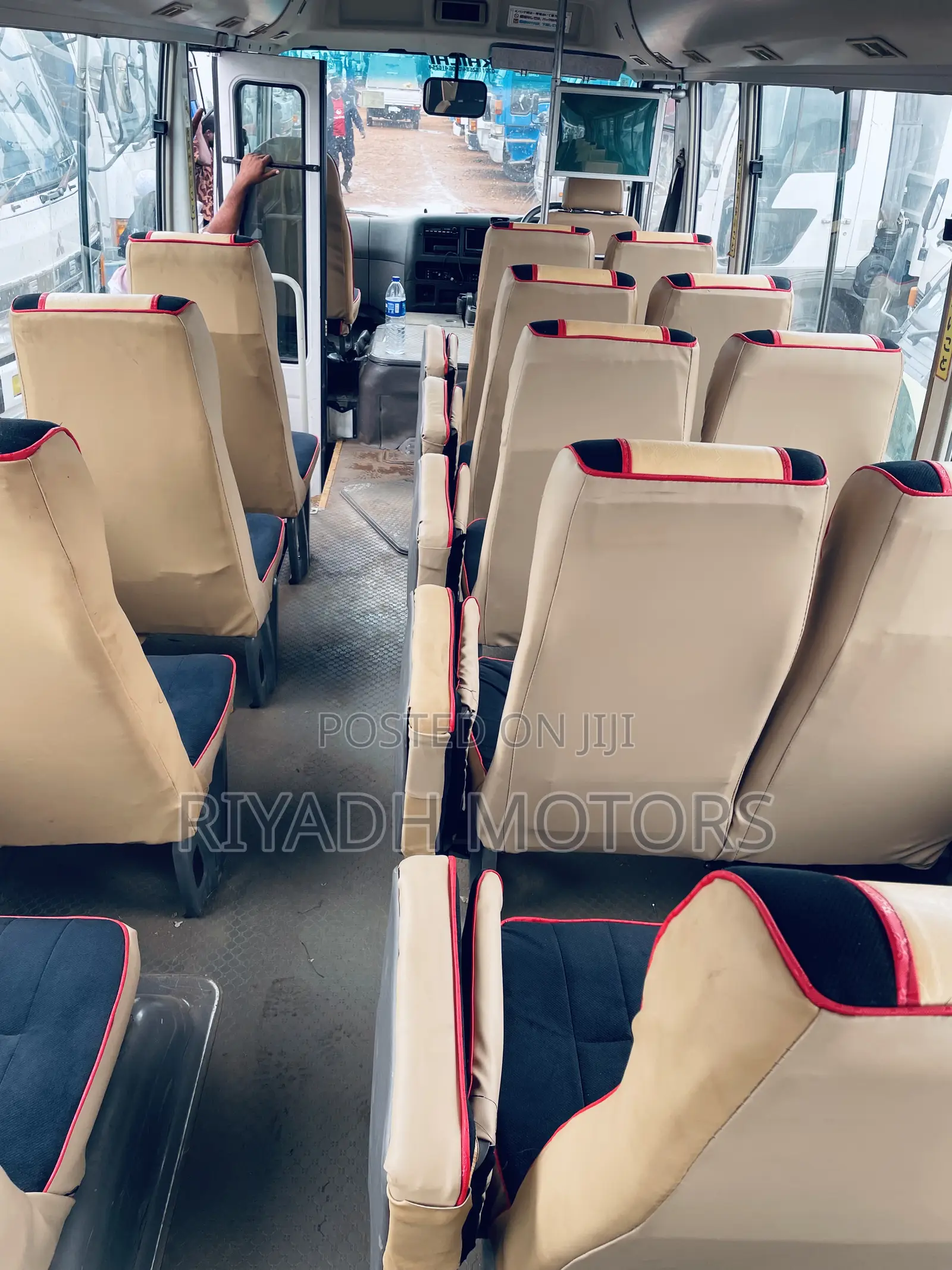 Mitsubishi Fuso Rosa 2012 White