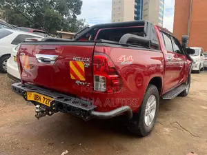 Toyota Hilux 2015 Red