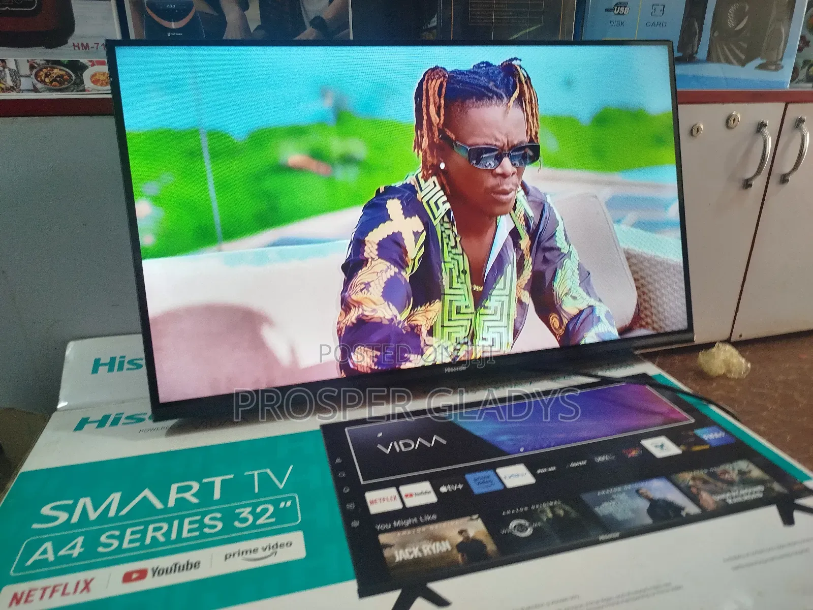 32 Smart Hisense Digital Flat Screen Flameless